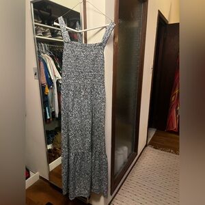 Everlane Navy and White Floral maxi dress; smocked; perfect for beach; w/ pkts